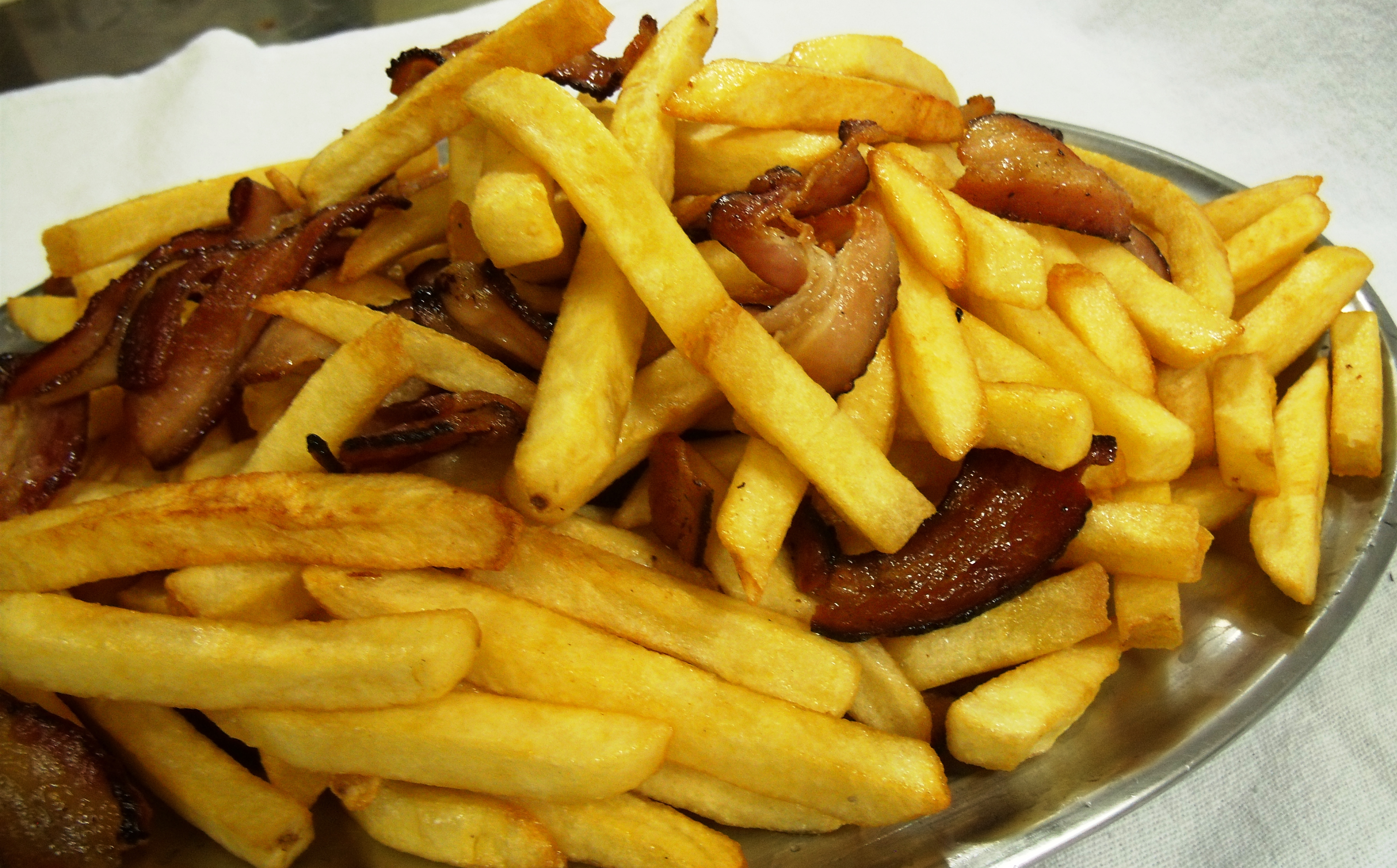 Uma porção de batatas fritas, batatas fritas